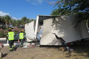 Un camión vuelca en el acceso a Telde desde la GC-1/TA.